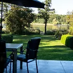 Semesterbostad Ferienhaus-haus-am-see-mit-wassergrundstueck Lärz