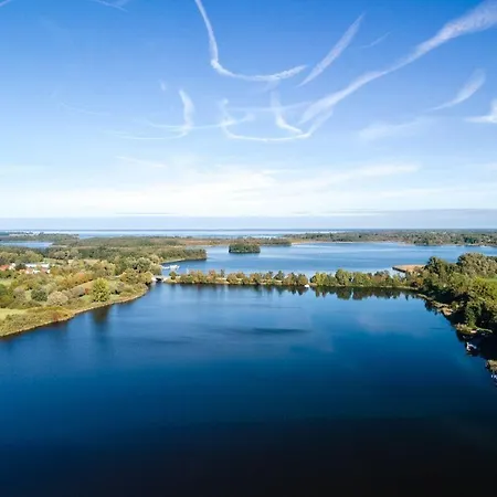Ferienhaus-haus-am-see-mit-wassergrundstueck 펜션 *