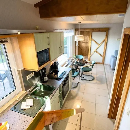 Ferienhaus-haus-am-see-mit-wassergrundstueck *