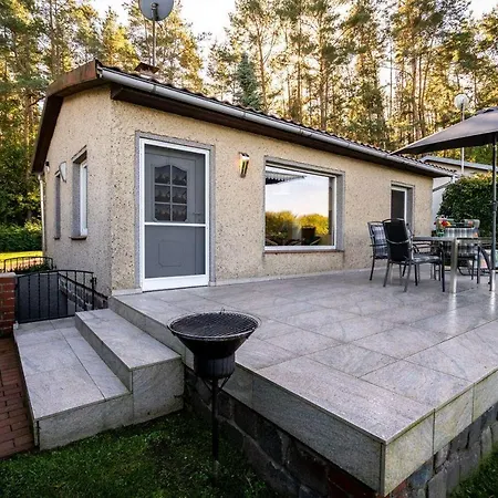 Ferienhaus-haus-am-see-mit-wassergrundstueck 펜션 *