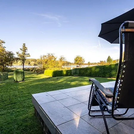 Ferienhaus-haus-am-see-mit-wassergrundstueck 펜션