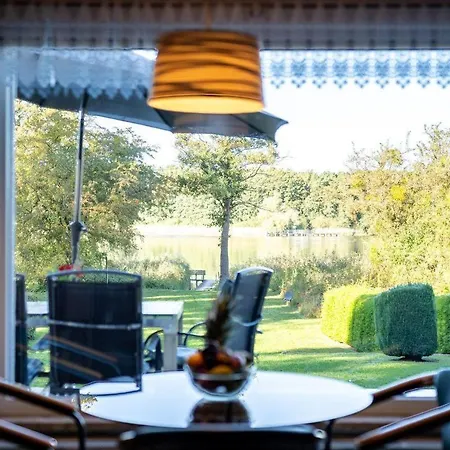 Ferienhaus-haus-am-see-mit-wassergrundstueck 펜션 *