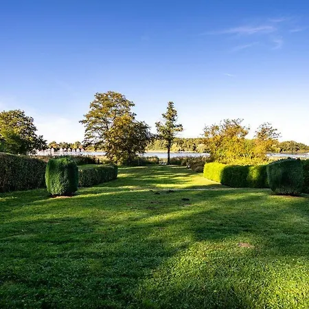 Prázdninový dům Ferienhaus-haus-am-see-mit-wassergrundstueck *