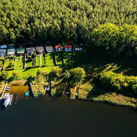 Ferienhaus-haus-am-see-mit-wassergrundstueck 펜션