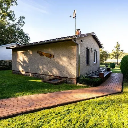 Ferienhaus-haus-am-see-mit-wassergrundstueck 펜션